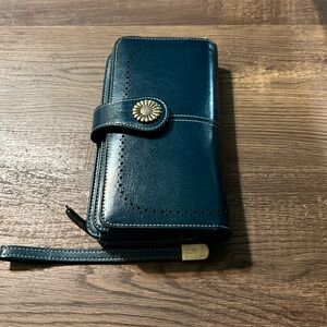EUC Sendepn teal blue full size leather wallet